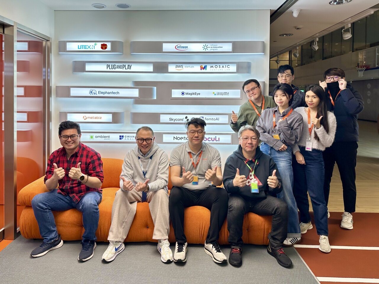 BLAKE 與創業團隊在活動現場合照